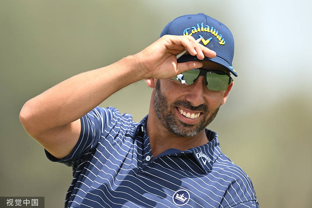 衛(wèi)冕冠軍安托內-羅茲勒本輪打出6鳥2柏忌68桿（-4）暫居并列第8位